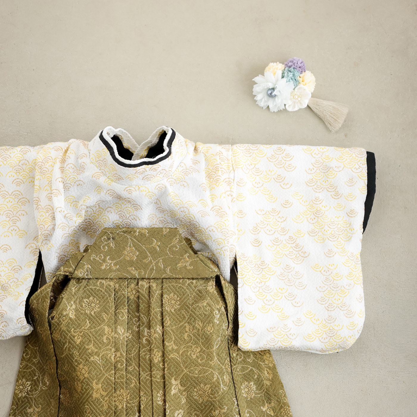 Mサイズのワンコ用袴（白地の羽織と金の袴）と髪飾り