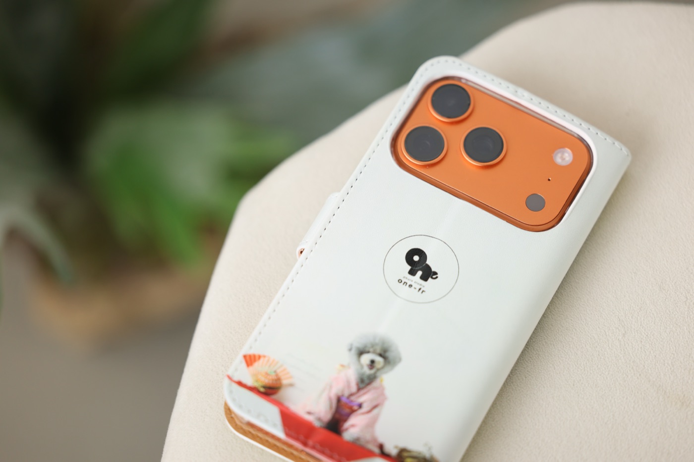 着物姿のワンコの写真が入ったスマホケースの背面