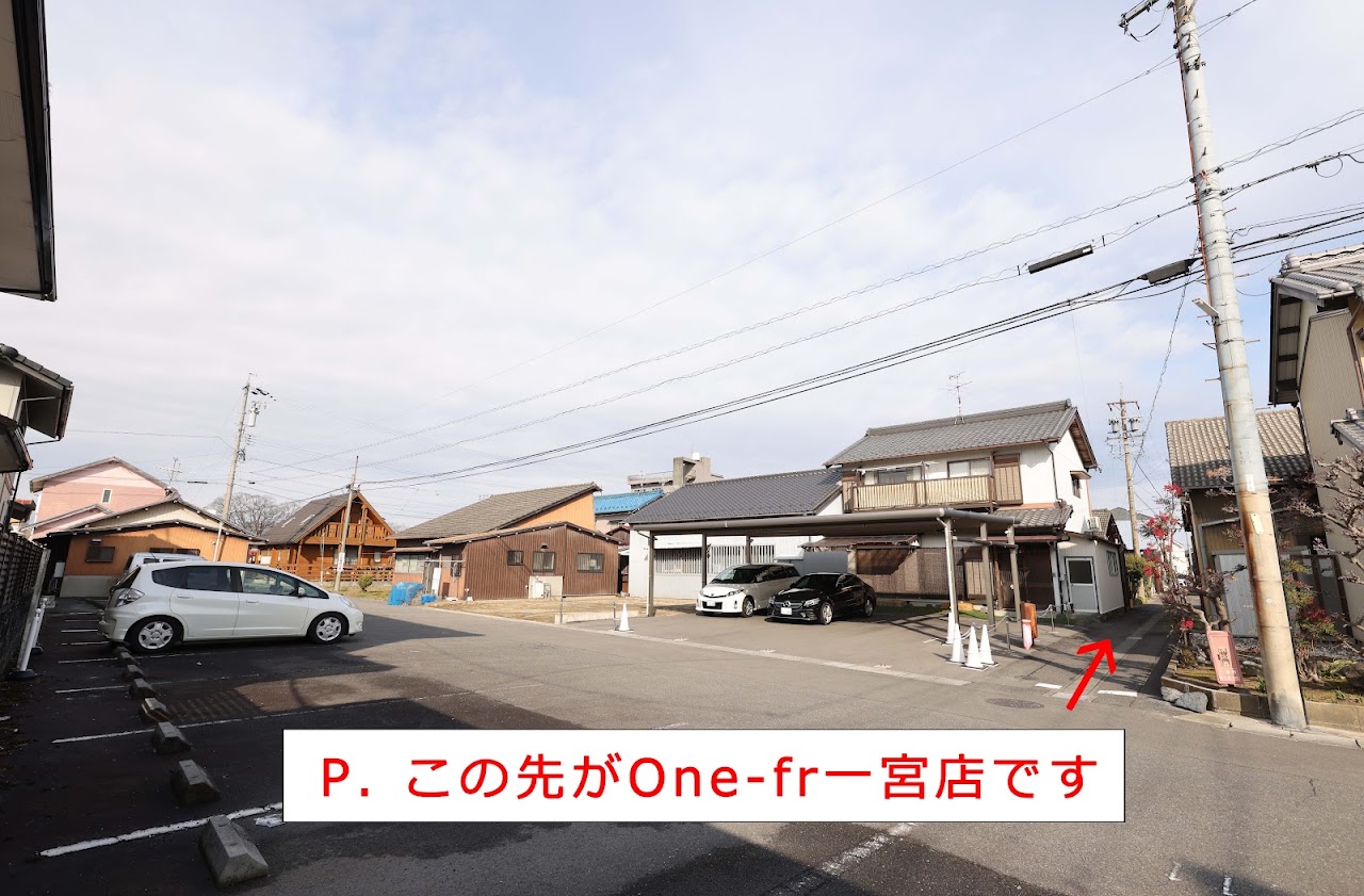 駐車場から見た、One-fr一宮店への道